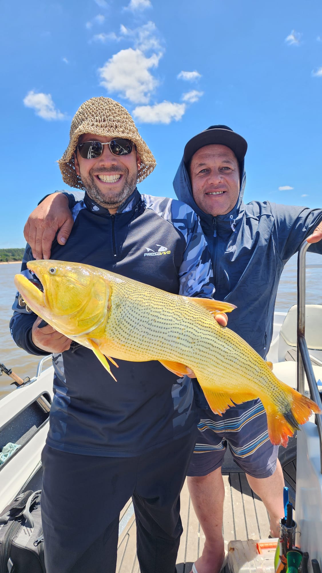 Pescadores disfrutando el combo básico